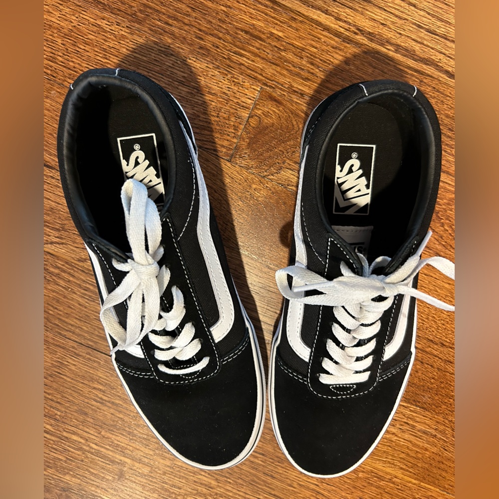 NWOB Vans 8M black suede canvas sneakers